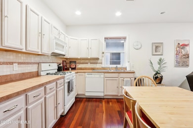 EAT-IN KITCHEN