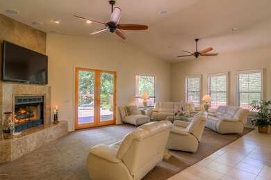13 Living Room photo e
