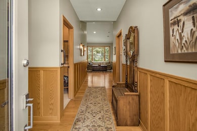 2.jpg Foyer walking in to home