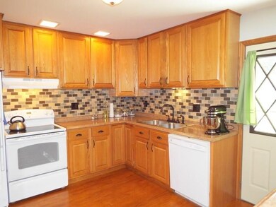 Beautiful fully equipped kitchen with updated cabi