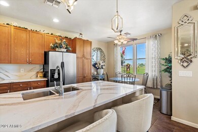10-Kitchen w_ Breakfast Bar