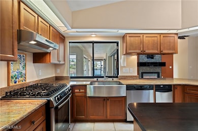 Vaulted ceiling, stainless steel finishes, open to
