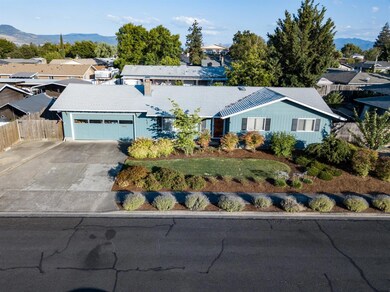 1120 Sierra Vista St, Central Point, OR 97502 - photo 2