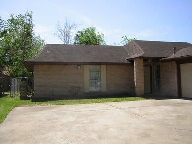 2167 Drayton Ln, Houston, TX 77088 - photo 2