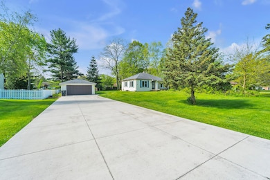 Exterior/Driveway