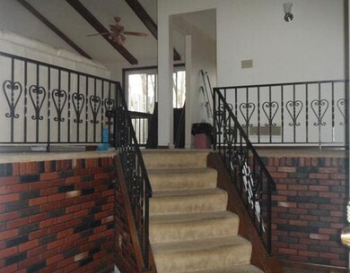 Entry/Foyer.