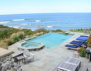 Swimming Pool/Hot Tub/Sauna. The infinity pool wit