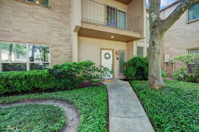 Welcome Home! Unit set in a lovely courtyard for a warm entrance