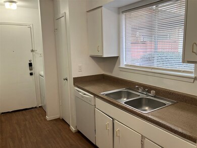 8050 Sands Point Dr unit A, Houston, TX 77036 - photo 4