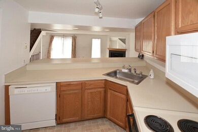 11909 Crosswind Ct, Reston, VA 20194 - photo 6