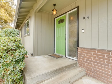 914 NE 26th St, McMinnville, OR 97128 - photo 3
