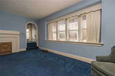 Impressive wall of windows and oversized window si