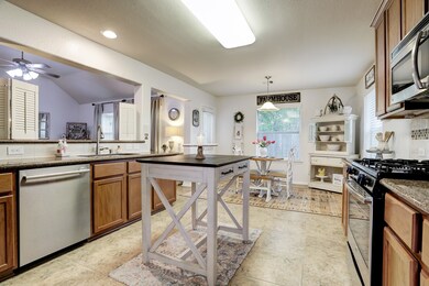 216 Rippling Creek Ln, Alvin, TX 77511 - photo 6