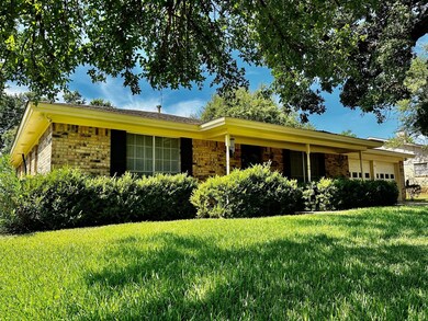 1113 W Redbud Dr, Hurst, TX 76053 - photo 2