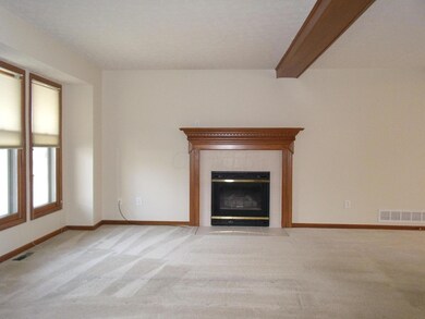 Gas fireplace - Exposed ceiling beams