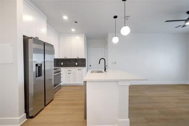 Kitchen with appliances with stainless steel fini