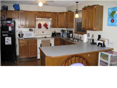 Kitchen with breakfast bar - pantry
