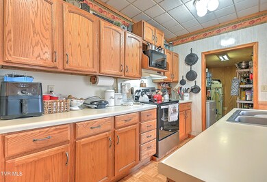 610 Hiwassee Hill Dr, Johnson City, TN 37601 - photo 3