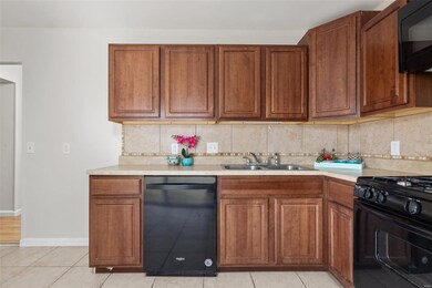 Nice eat-in kitchen right off the living room.