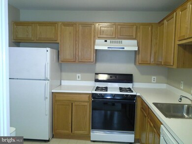 8202 Crossbrook Ct unit B, Lorton, VA 22079 - photo 5