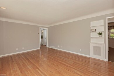 Living room with shining hardwood floors and natur