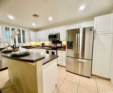 Kitchen With Eat-In / Serving Counter