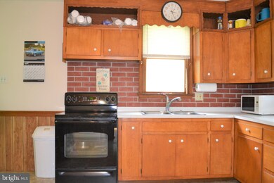 213 W Spring St, Bechtelsville, PA 19505 - photo 3