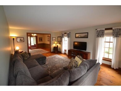 SPACIOUS LIVING ROOM