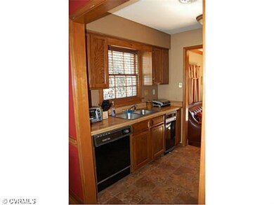Kitchen - Easy work flow between dining room and f