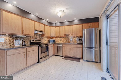 7265 Kousa Ln, Springfield, VA 22152 - photo 5