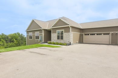 N28W25158 Parkway Ridge Cir unit B, Pewaukee, WI 53072 - photo 2