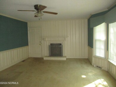 547 4th living room listing