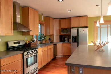 154 Regent St, Saratoga Springs, NY 12866 - photo 6