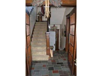 Entry/Foyer.