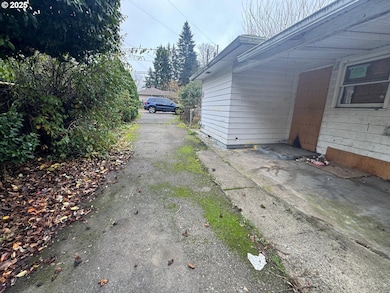 8923 SE Clinton St, Portland, OR 97266 - photo 4