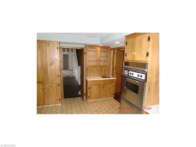 Eat-in kitchen with Portable Island and Pass-throu