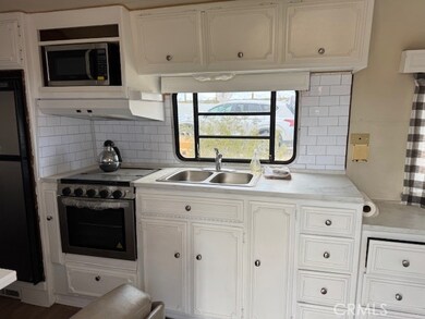 68175 Pole Line Rd, Twentynine Palms, CA 92277 - photo 4