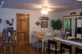 Kitchen & Dining