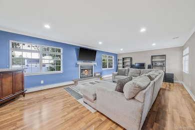 15 Sun Valley Ln, Bellport, NY 11713 - photo 2