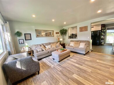 766 W 43rd St, Davenport, IA 52806 - photo 3