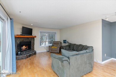 04-Living Room_MAX1624