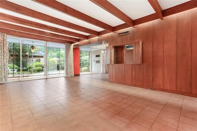 living/den /bar