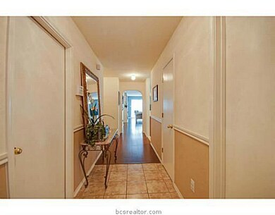 Entry/Foyer.