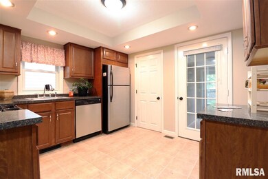 652 Cedar St, Davenport, IA 52802 - photo 6