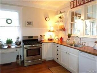 Love this country kitchen