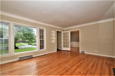 3587 Bainbridge Rd, Cleveland, OH 44118 - photo 4