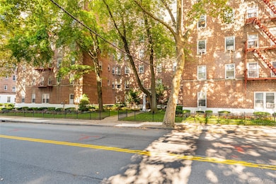 821 Bronx River Rd unit 5J, Bronxville, NY 10708 - photo 4