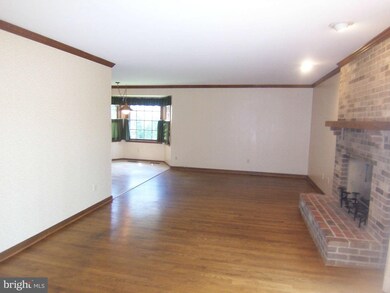 4905 Oakcrest Dr, Fairfax, VA 22030 - photo 5