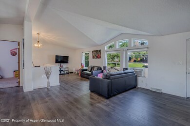 04_2011_Chickadee_Court004_mls