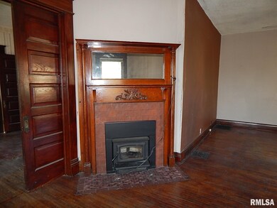 229 E Locust St, Davenport, IA 52803 - photo 6